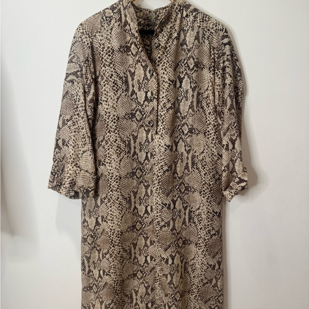 VINTAGE 1960s Joan Leslie by Kasper Snake Print 3/4 sleeve Shift Dress.
Size 10.